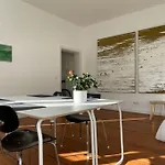 Wunderschoene, Grosszuegige Altbauwohnung In Mitte