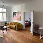 Wunderschoene, Grosszuegige Altbauwohnung In Mitte